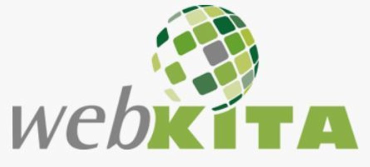 Zwei Kinder jubeln vor einem Laptop