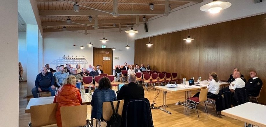 von links: Geschäftsführer der Firma schwa-medico Dr. Pierenkemper und Bürgermeister Jürgen Mock mit dem Testpersonal