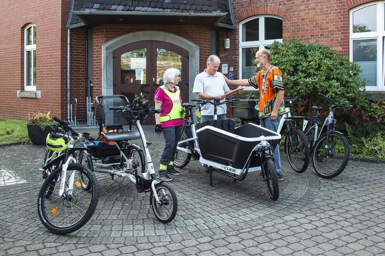 von links: Geschäftsführer der Firma schwa-medico Dr. Pierenkemper und Bürgermeister Jürgen Mock mit dem Testpersonal