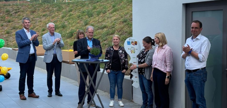 von links: Geschäftsführer der Firma schwa-medico Dr. Pierenkemper und Bürgermeister Jürgen Mock mit dem Testpersonal